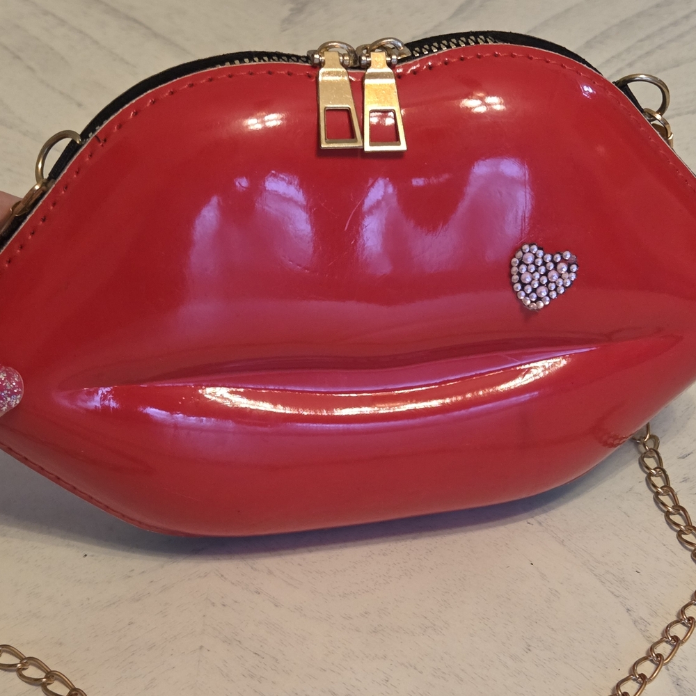 Red Lip-Shaped Women's Bag Clutch Like NEW.